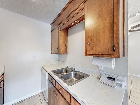 4th image of 811 Llano Pl