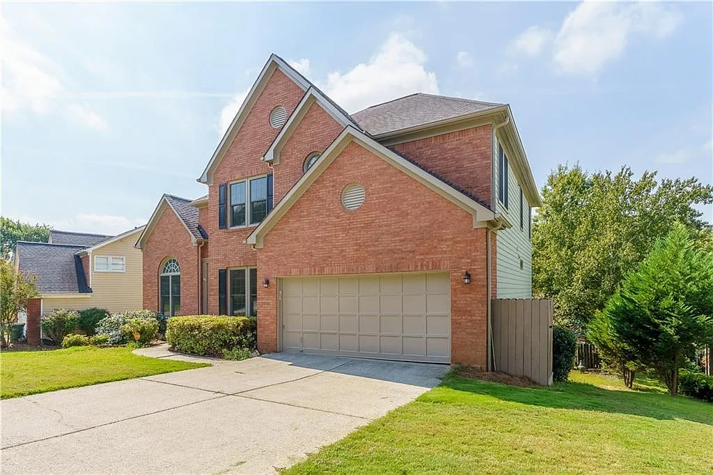4 bed, 3.0 bath, 2467 sqft, $3,200 — Photo 3