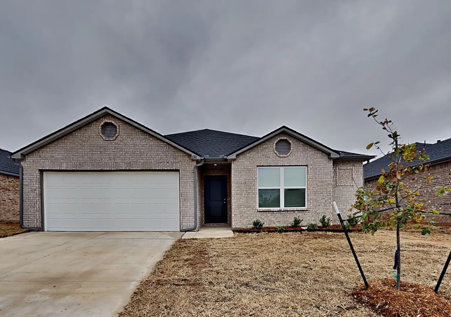 4 Bedroom 2 Bathroom 2 Car Garage Home with upgrades close to Broadway Extension, a short distanc... — Photo 1