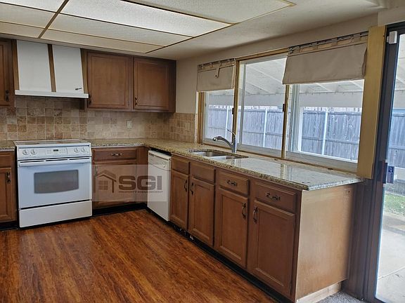 3rd image of 912 Mossvine Dr