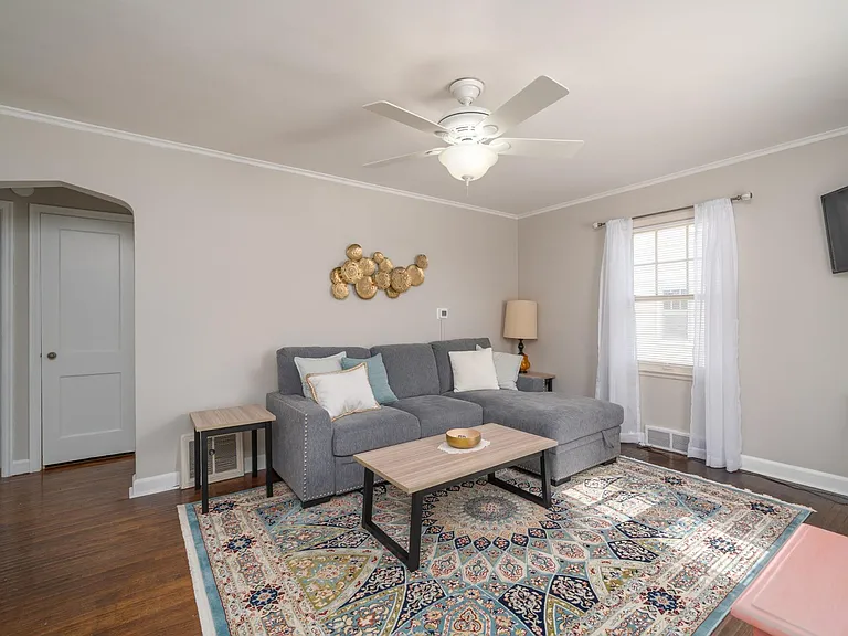 1219 S Glendale Ave — Photo 2