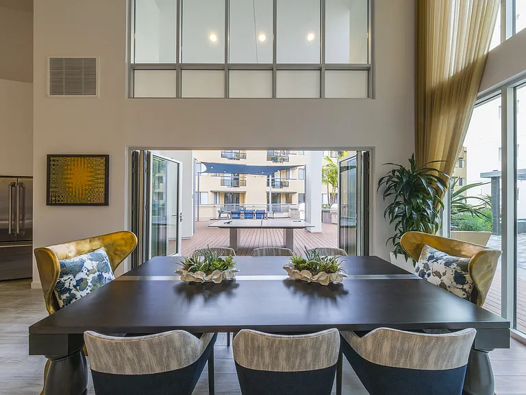 Desmond at Wilshire — Photo 10