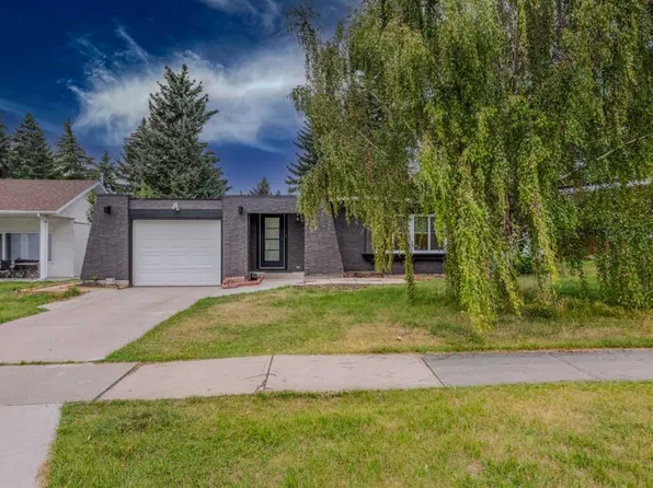 5655 S Dalhousie Dr NW, Calgary, AB T3A 1Y5