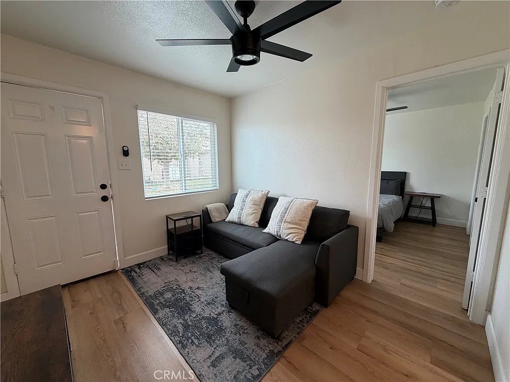 1 bed, 400 sqft, $1,600 — Photo 2