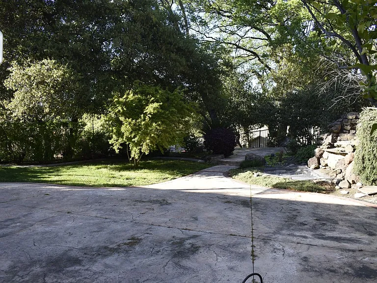 630 Rogers Cir — Photo 38