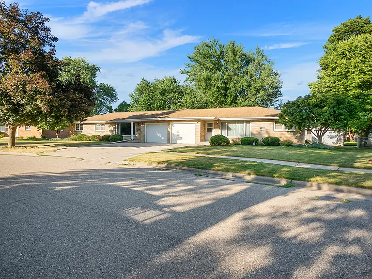 1732 Tamarack Ln — Photo 2
