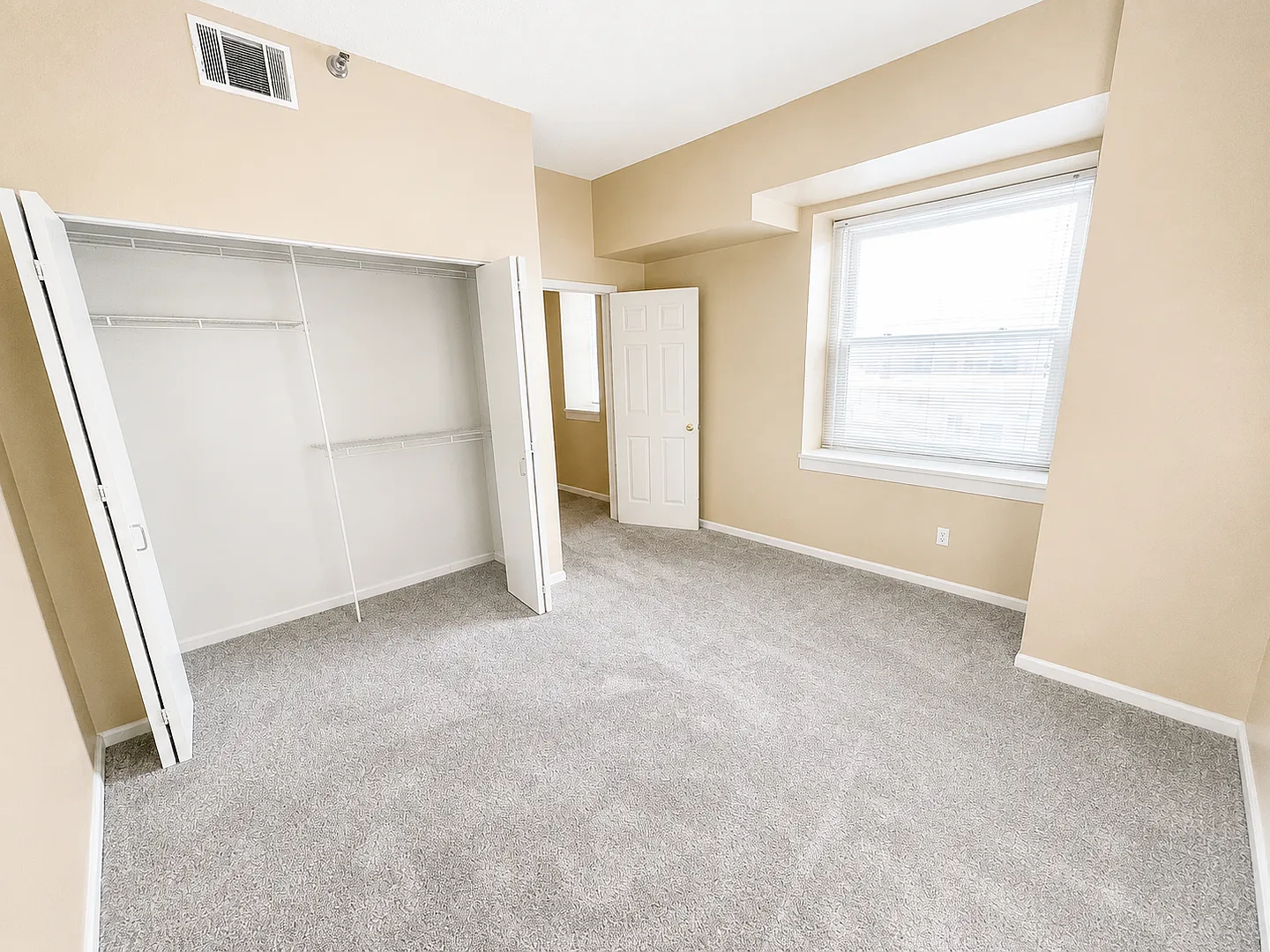 Kensington Tower Apartments — Photo 4