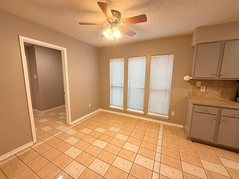 2834 Naples Dr — Photo 7