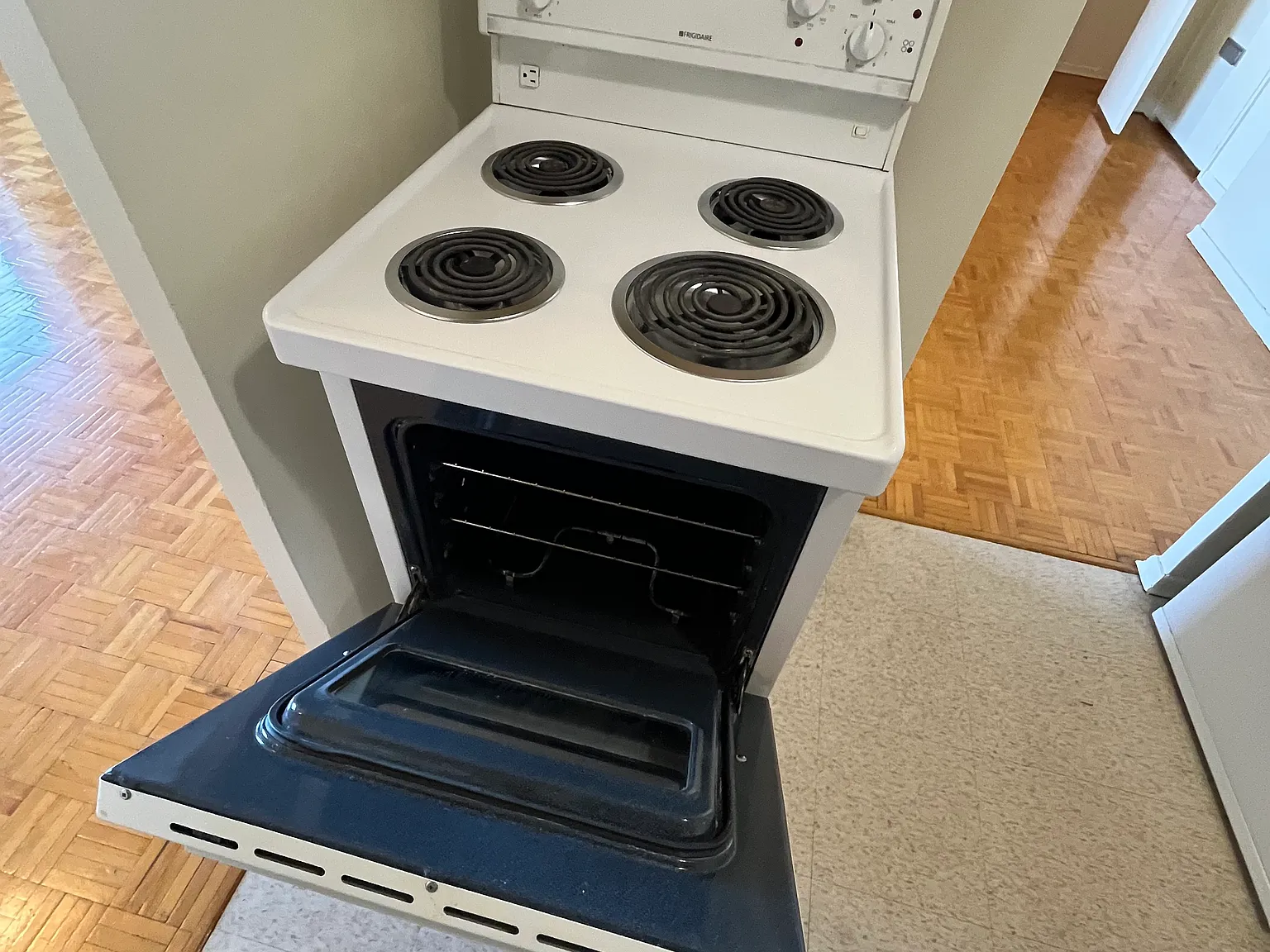 1 bed, 750 sqft, $1,800 — Photo 2