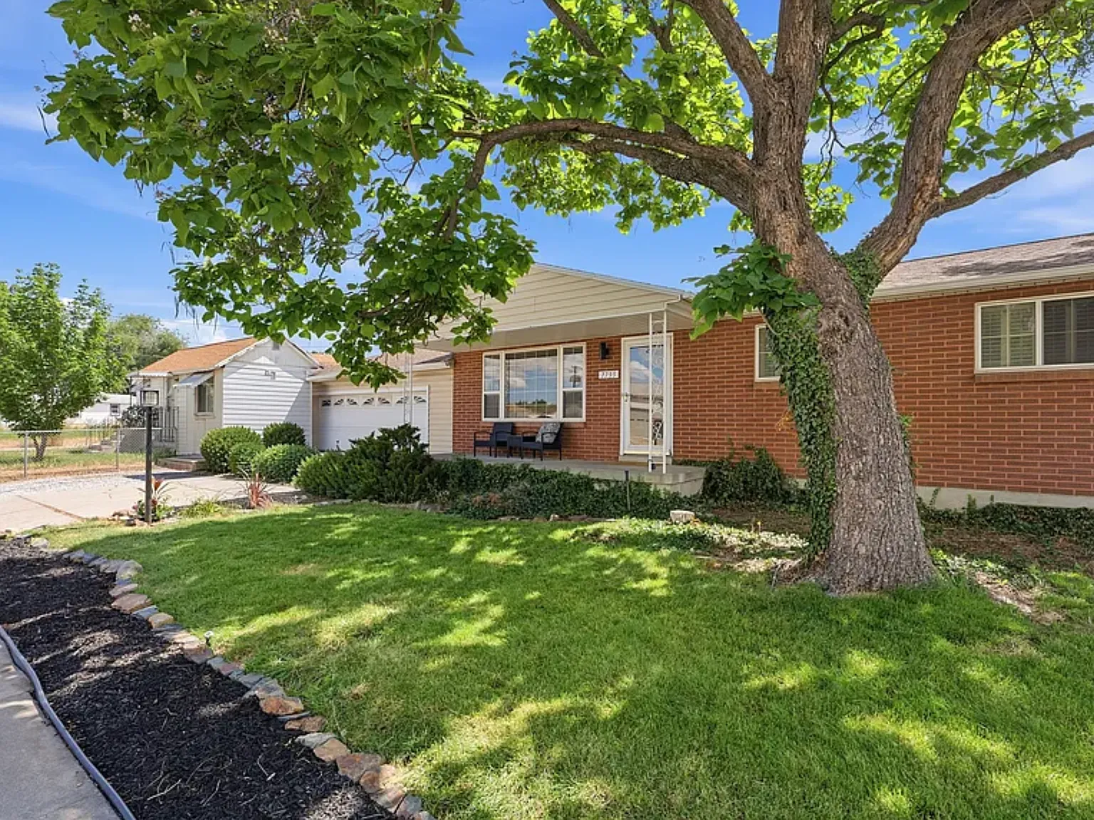 2 bed, 1000 sqft, $2,200 — Photo 3