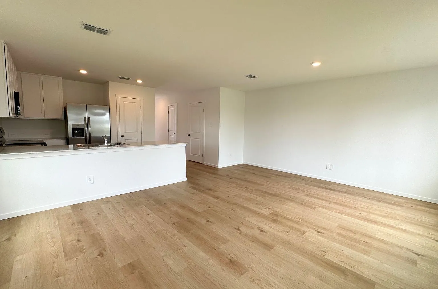 3 bed, 2.5 bath, 1460 sqft, $1,900 — Photo 4