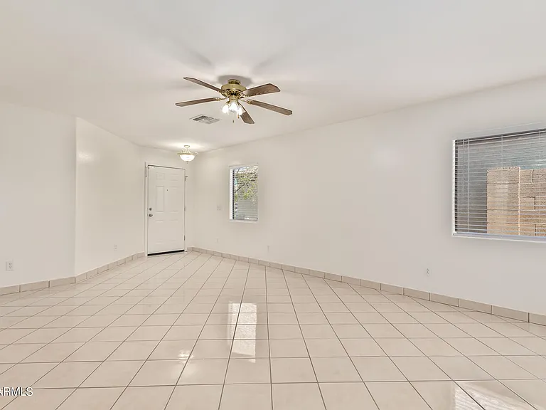1525 W Burgess Ln — Photo 8