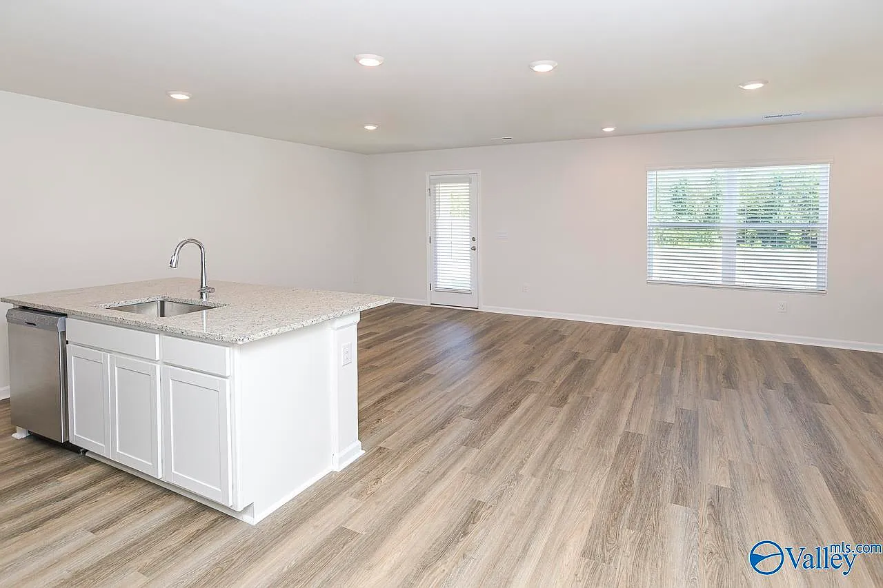 4 bed, 3.0 bath, 1497 sqft, $2,454 — Photo 3