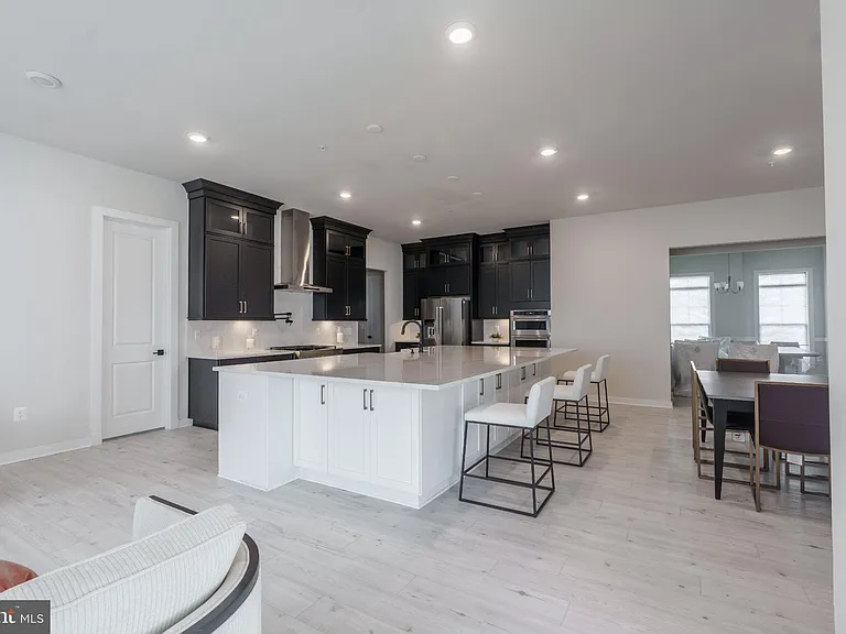 402 Meadow Creek Dr — Photo 11