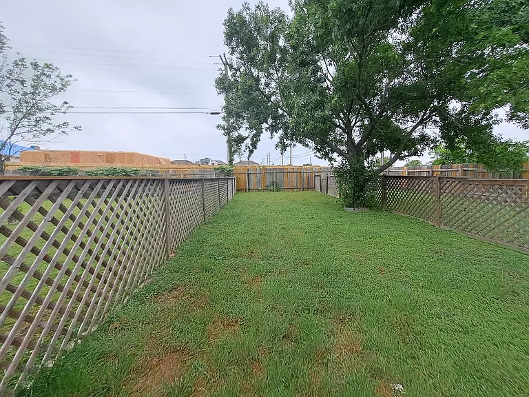 1112 Leslie Cir — Photo 12