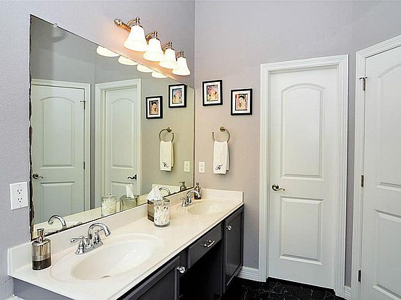 5th image of 101 N Heritage Oaks Dr