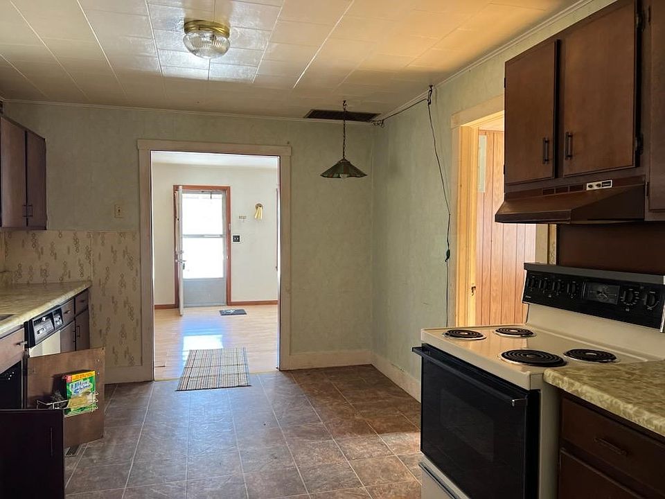 1015 N Maple St, Saint Elmo, IL 62458 Zillow