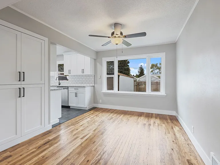 B345AG — Photo 17
