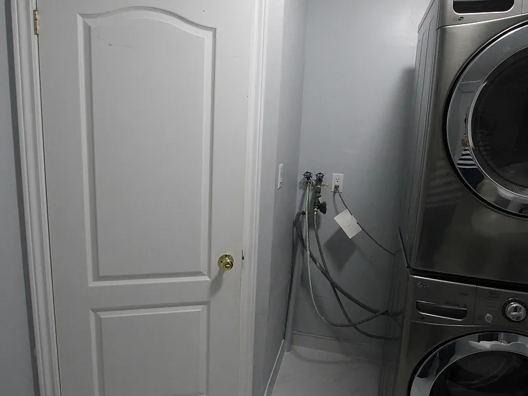 931 Goldie St — Photo 23