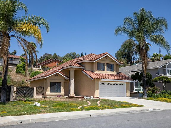 3rd image of 1121 Pebblewood Dr