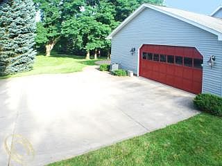 Oversized Side-Entry Garage
