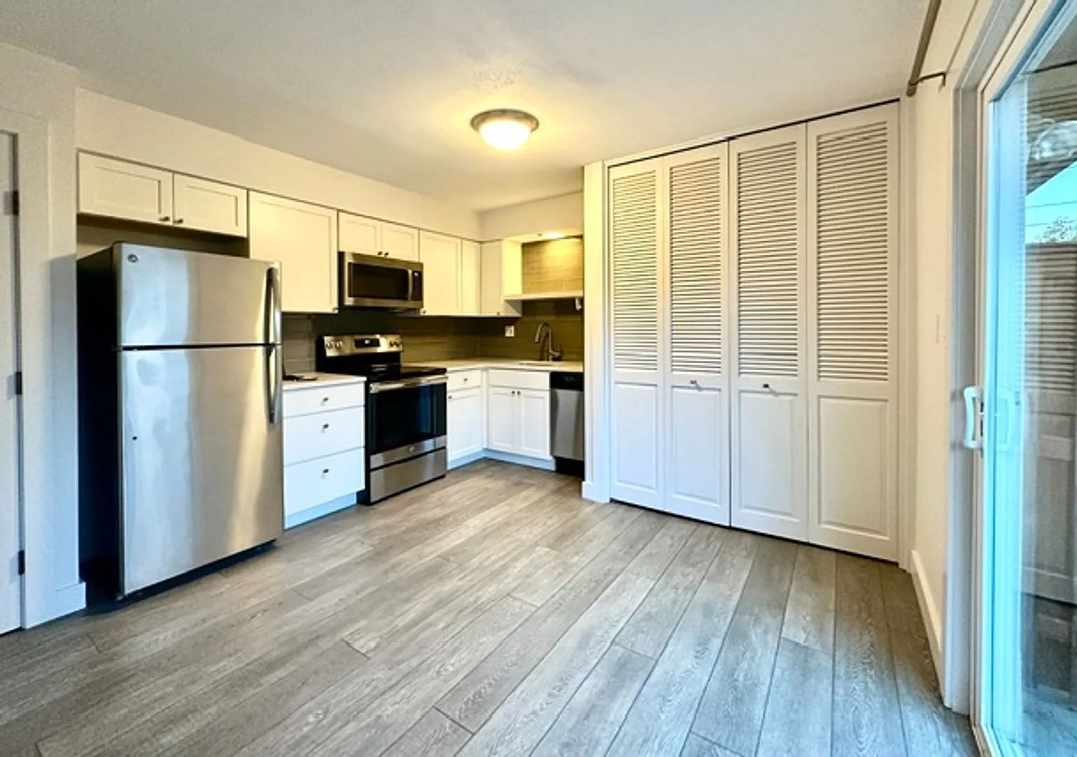 Remodeled 2 Bedroom Duplex Near Division Street with Fenced Patio, Parking & Updated Kitchen — Photo 3