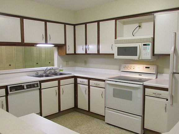 3rd image of 333 Park Hill Dr