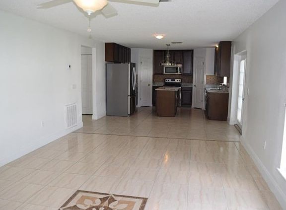 5th image of 1009 Derbyshire Dr