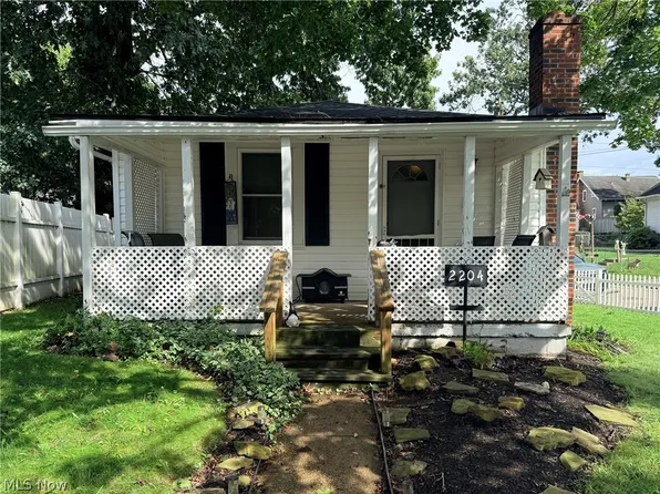 2204 Mock Dr, Zanesville, OH 43701
