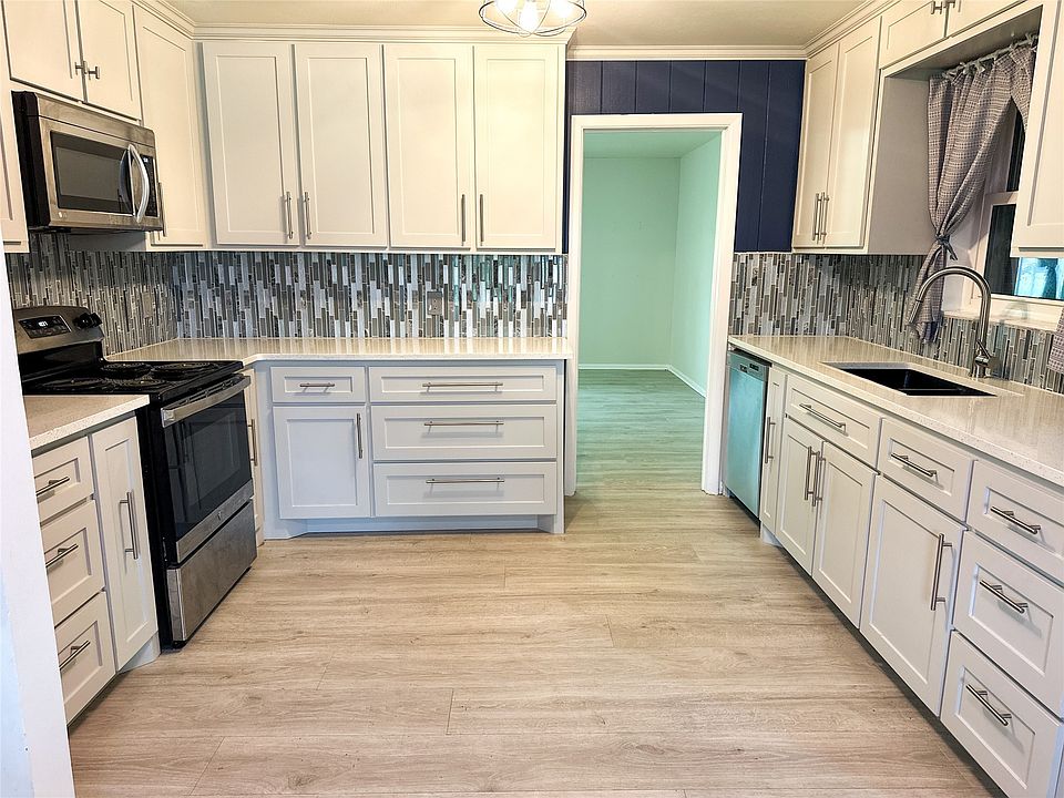 1st image of 805 Pecan St