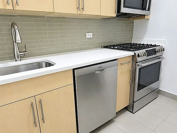2nd image of 110 Horatio St APT 522