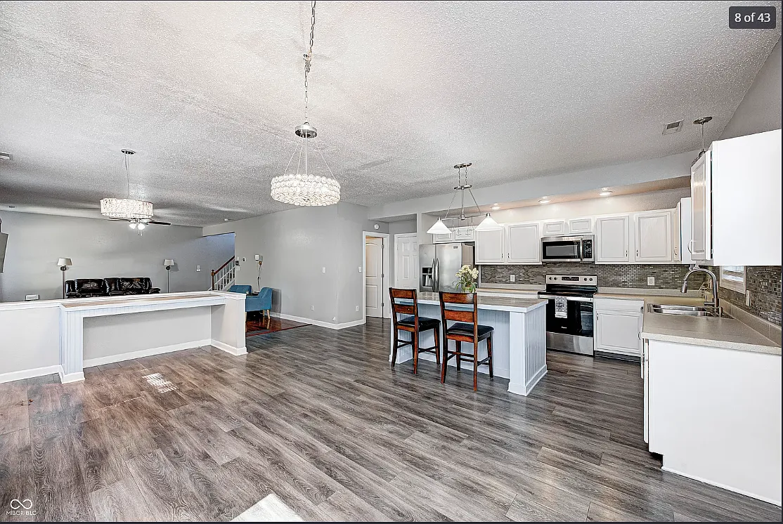4 bed, 2.5 bath, 2566 sqft, $2,400 — Photo 2