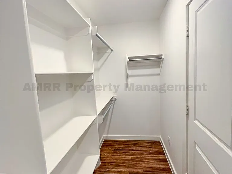 2030 Kenwood Ave — Photo 18