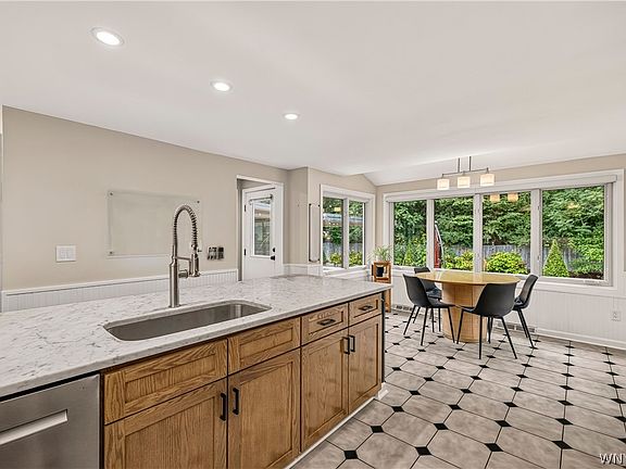 5th image of 17 Sherrelwood Ct