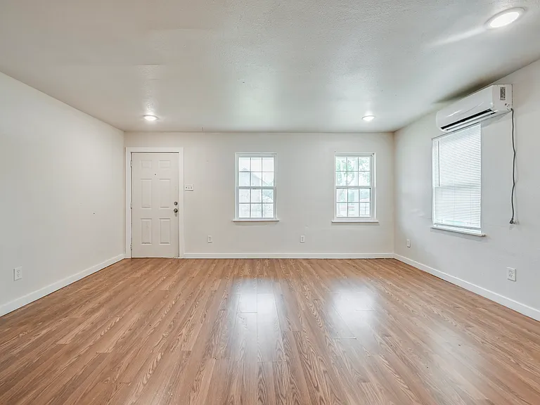 1217 E Richmond Ave — Photo 3