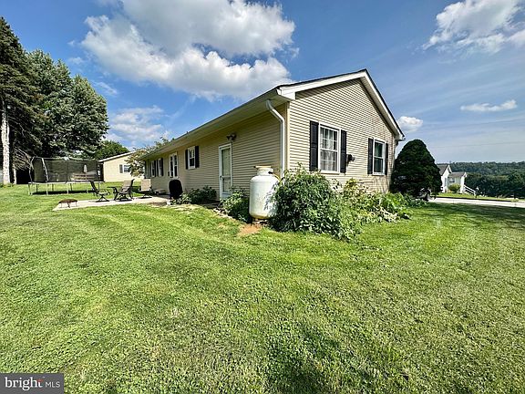 3rd image of 761 Hillcrest Dr