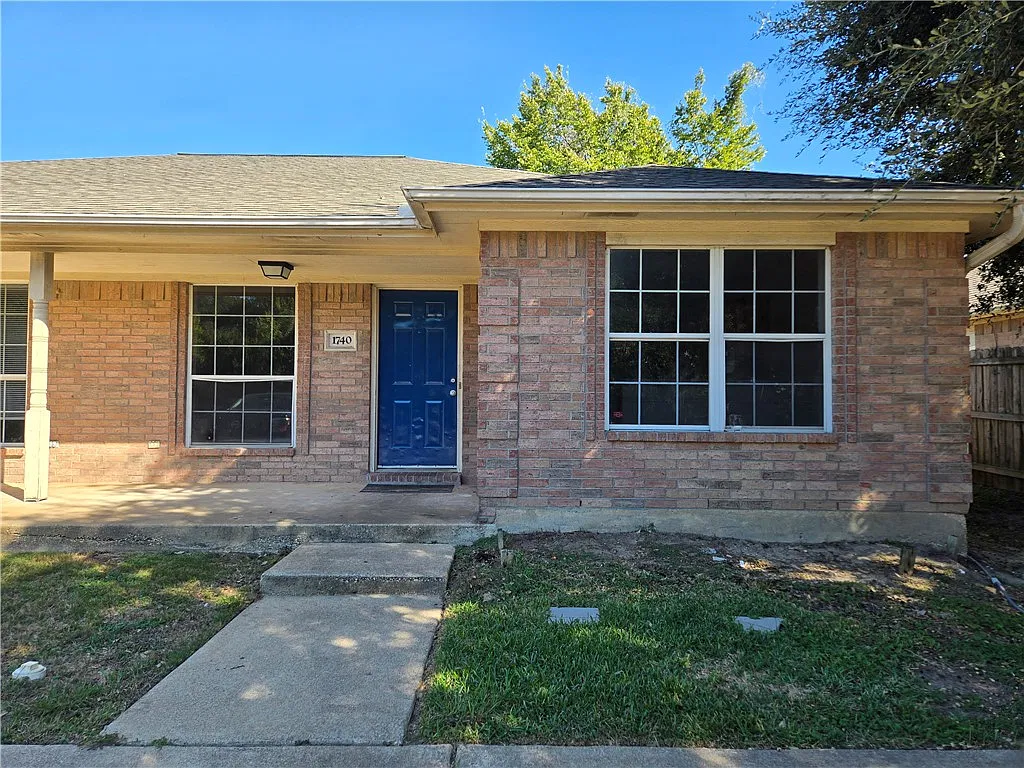 3 bed, 1209 sqft, $1,350 — Photo 1