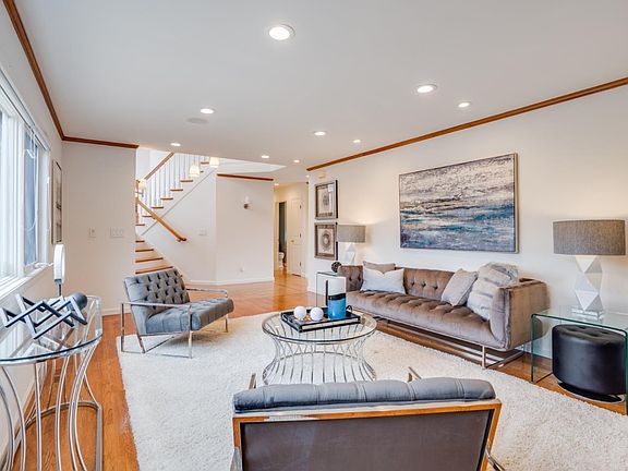 5th image of 2060 Queens Ln
