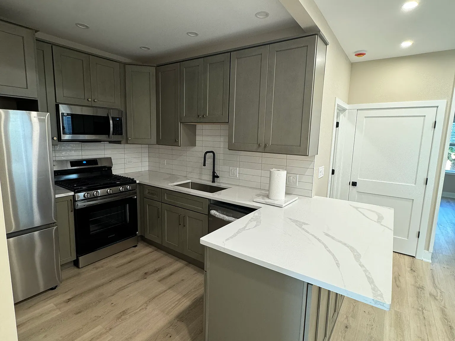 2 bed, 850 sqft, $2,550 — Photo 2