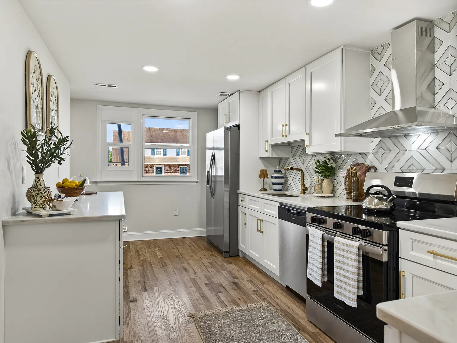 3 bed, 1958 sqft, $2,990 — Photo 3