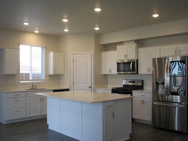 5 bed, 2.5 bath, 2399 sqft, $2,950 — Photo 3
