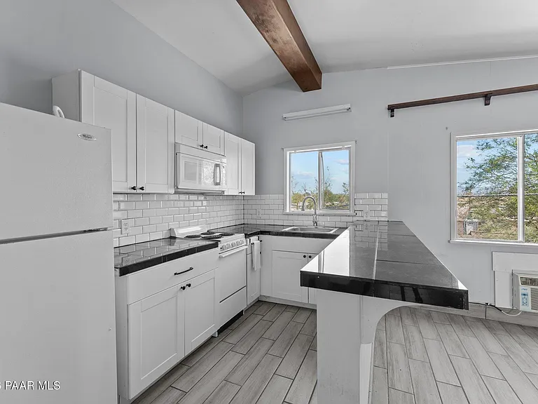692 W Wickenburg Way #C — Photo 4