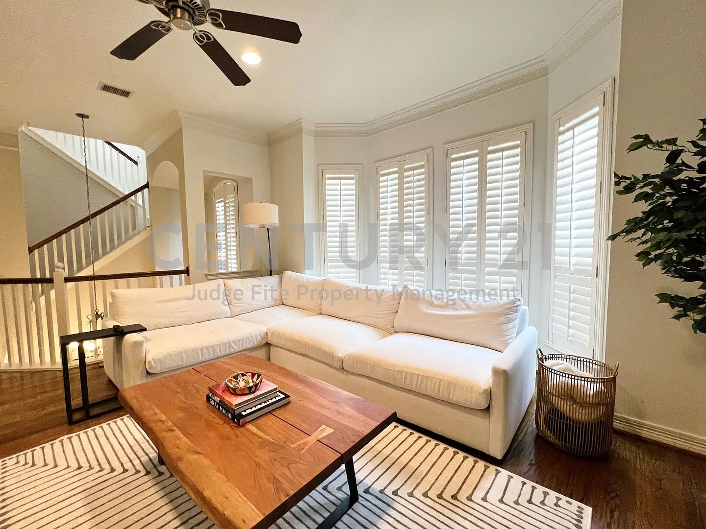 3895.00 Per Month For An 18 Month Lease Term! Tastefully Updated 3-Story 3/3.5/2 Townhome In The ... — Photo 4