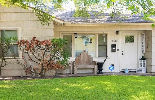 3206 Jarvis St Photo 1