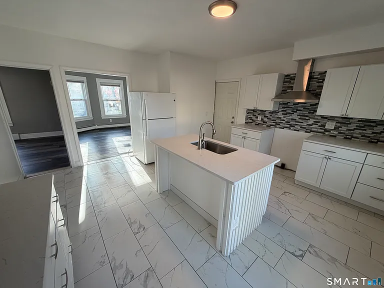 402 Allen St — Photo 4