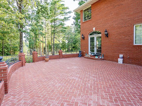 2nd image of 1612 Sunset Terrace