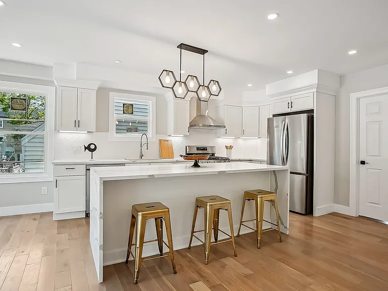 223 Victor St — Photo 2