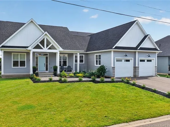 78 Bouchard St, Dieppe, NB E1A 9T9