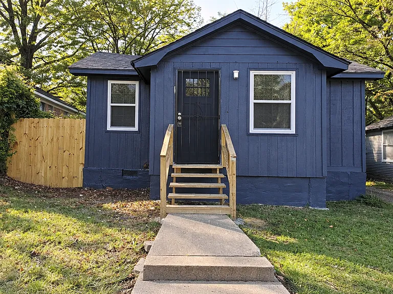 2137 Lowell Ave — Photo 1