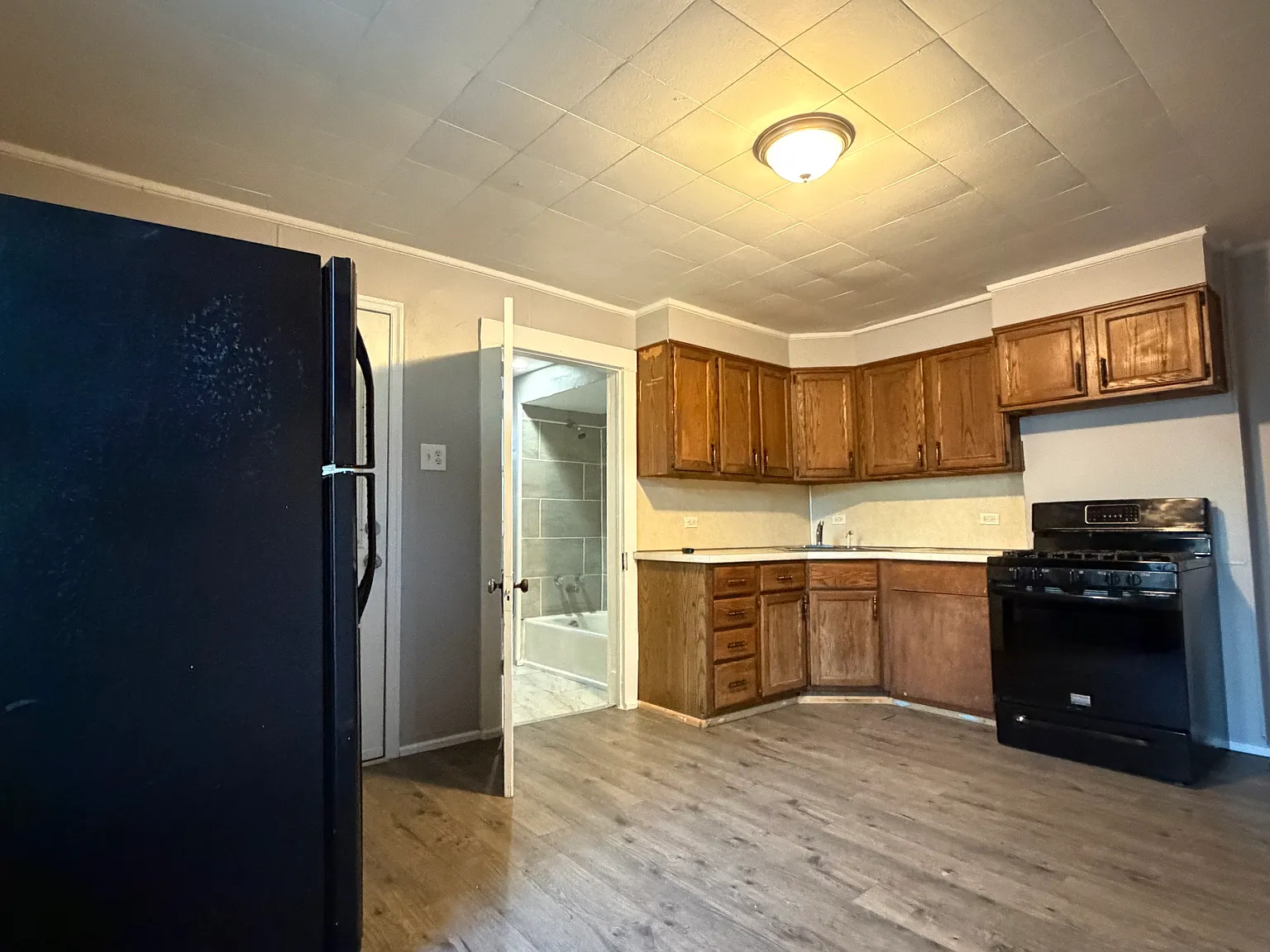 3 bed, 900 sqft, $1,300 — Photo 3